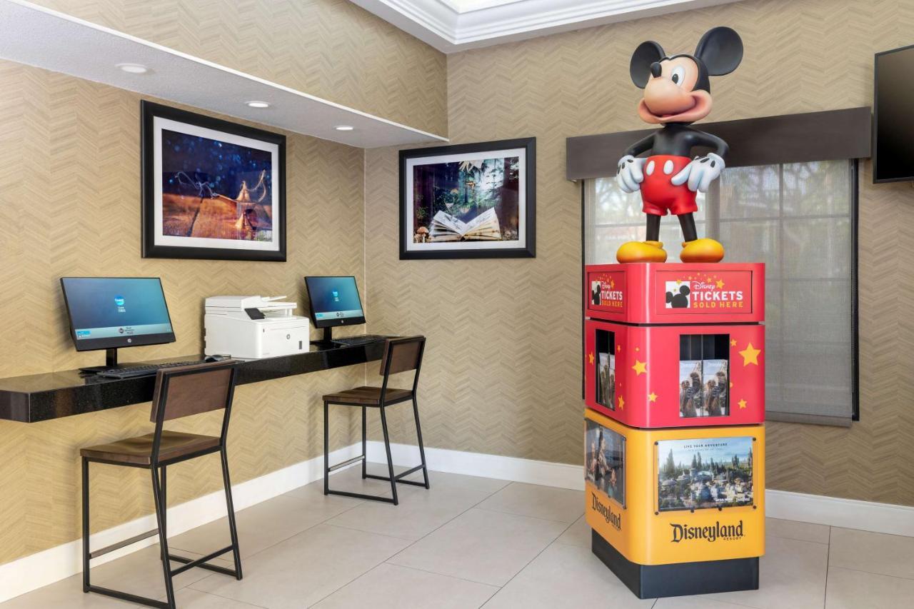 Best Western Plus Raffles Inn & Suites Anaheim Exterior foto