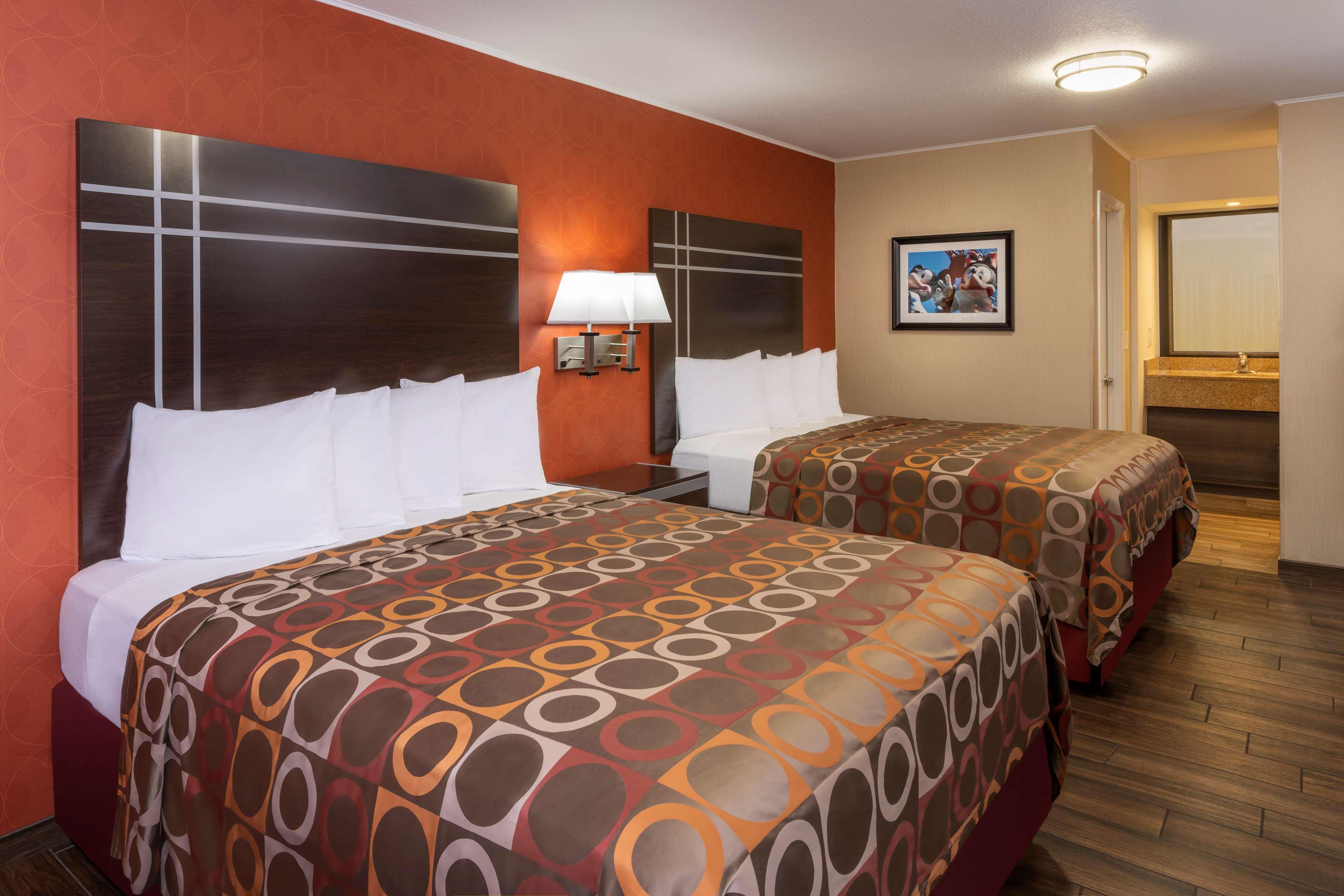Best Western Plus Raffles Inn & Suites Anaheim Exterior foto