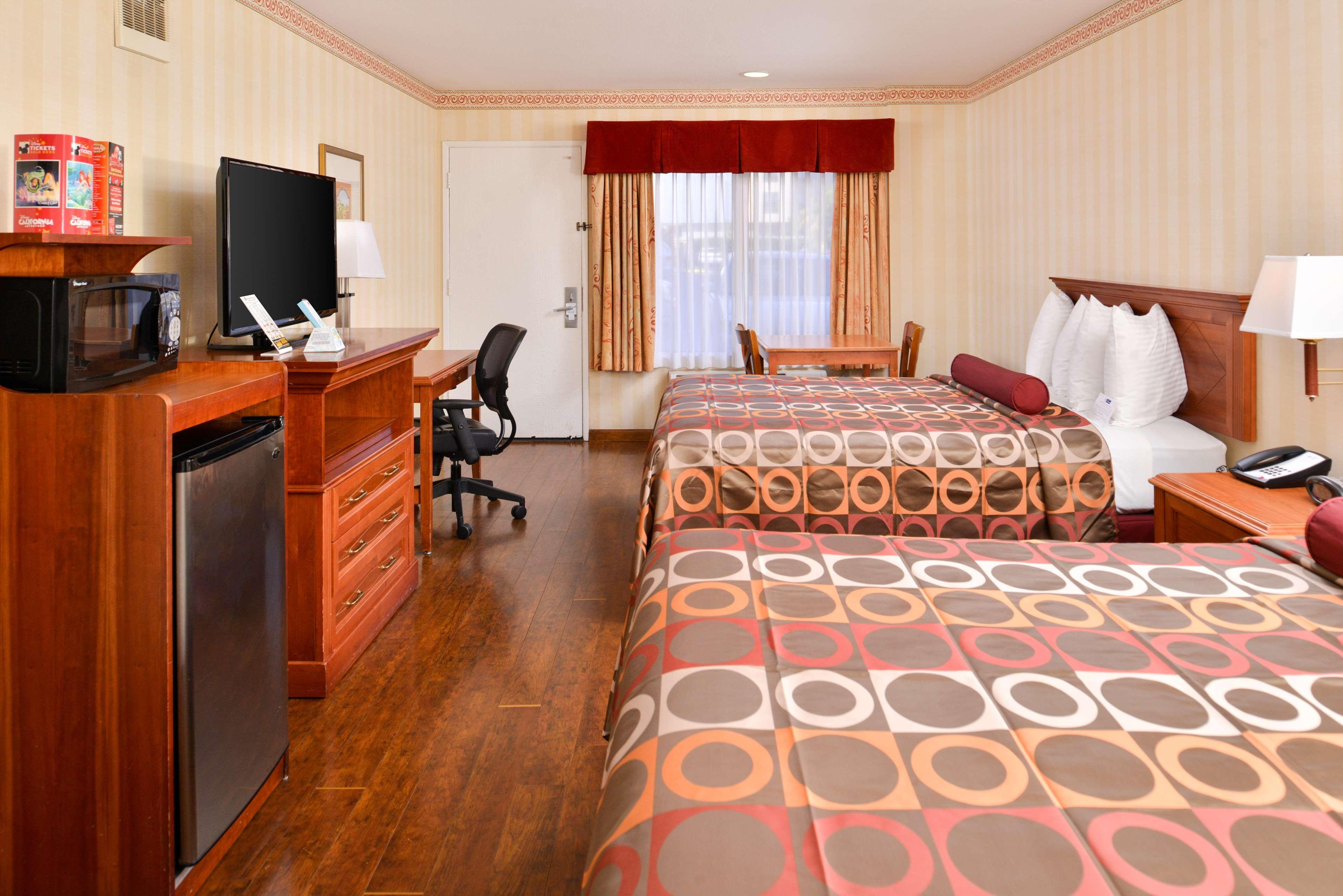 Best Western Plus Raffles Inn & Suites Anaheim Exterior foto