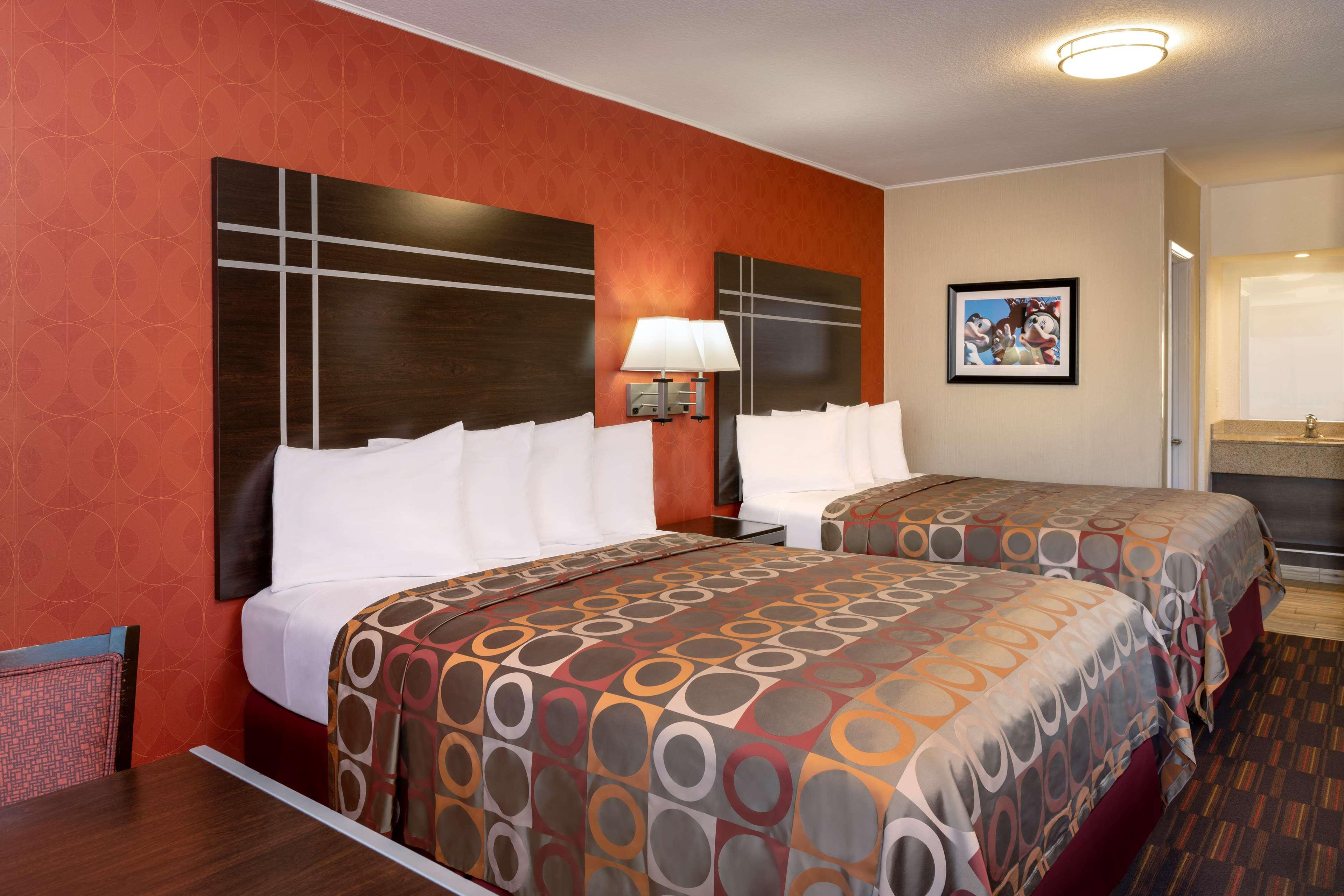 Best Western Plus Raffles Inn & Suites Anaheim Exterior foto