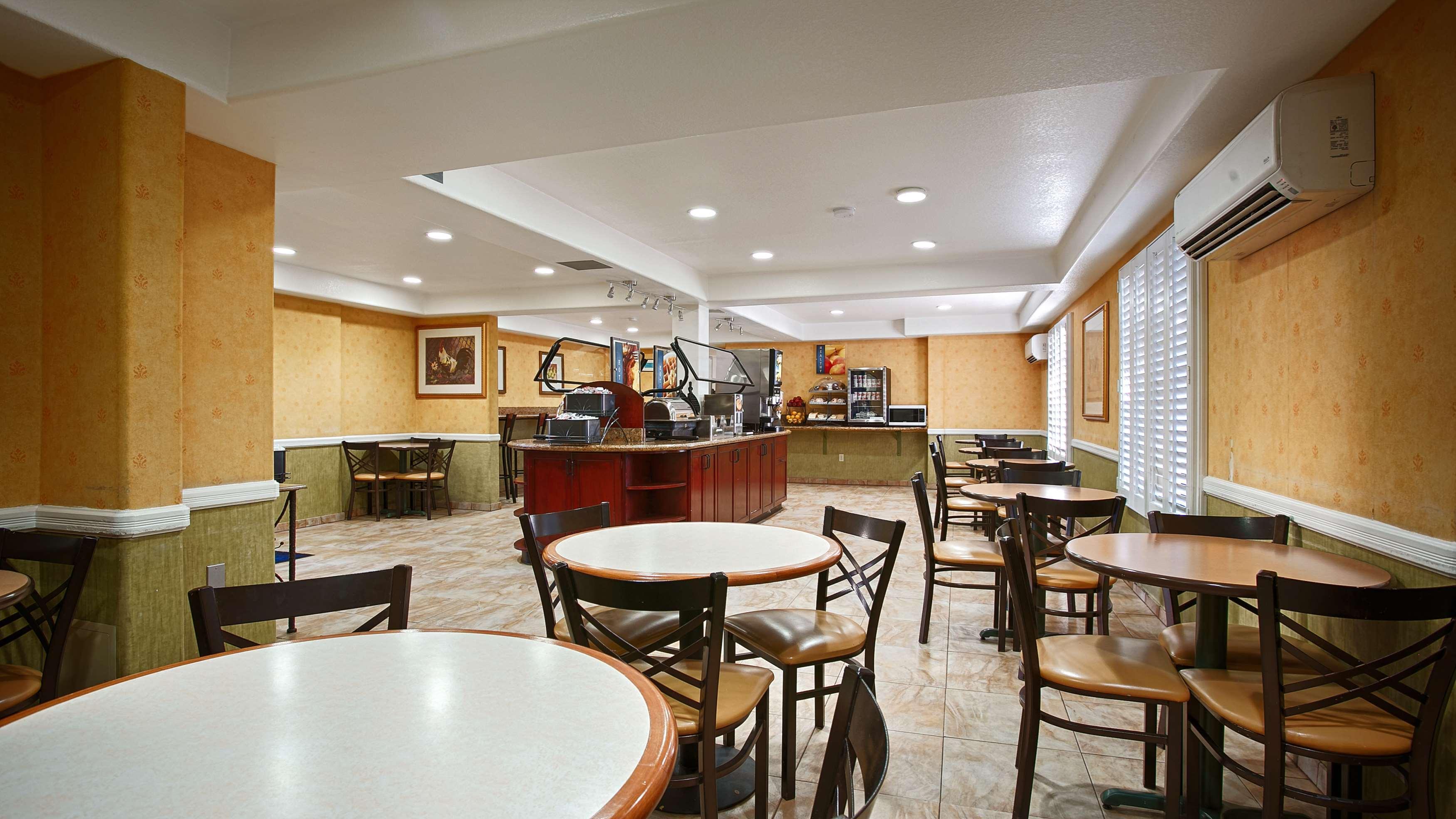 Best Western Plus Raffles Inn & Suites Anaheim Exterior foto