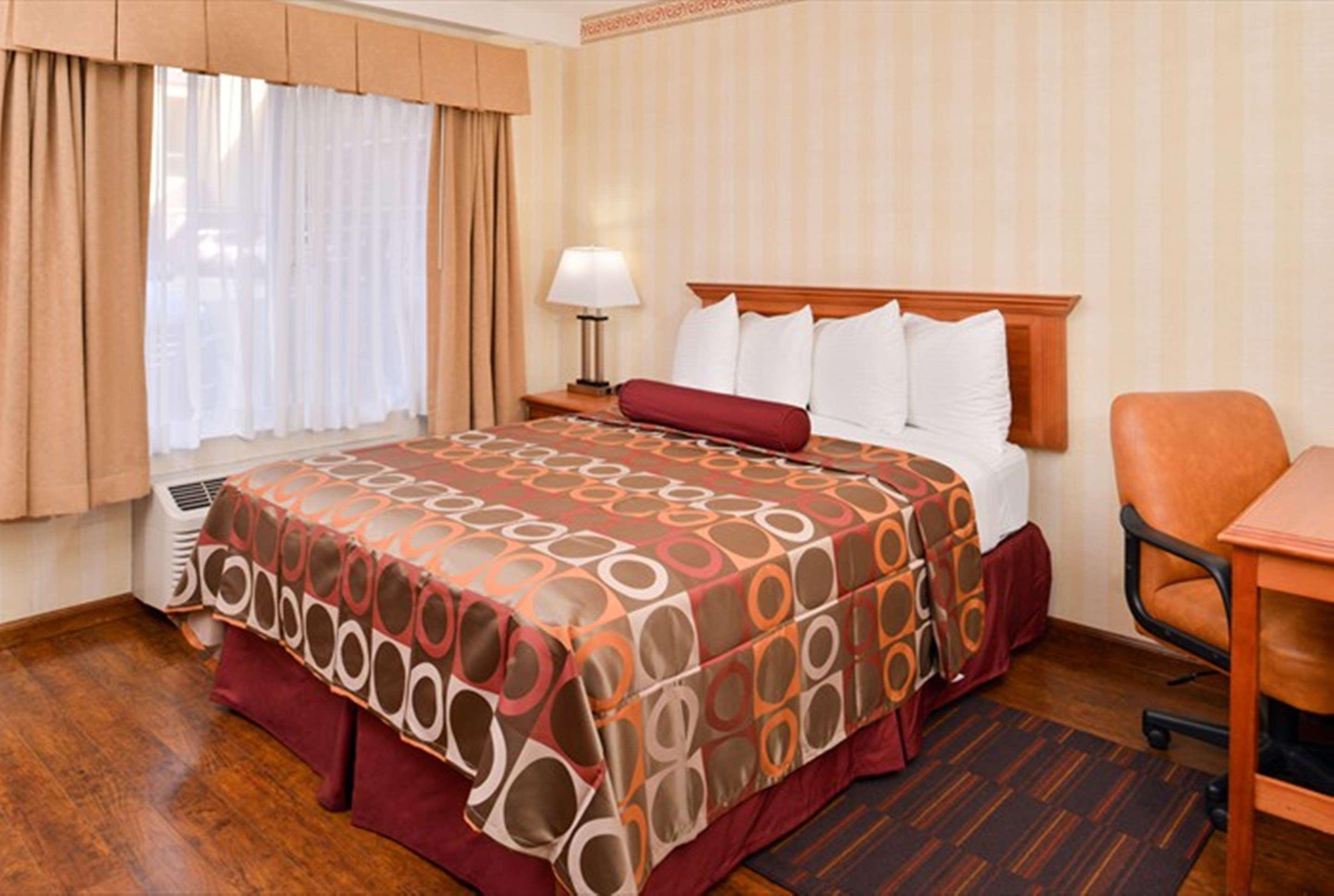 Best Western Plus Raffles Inn & Suites Anaheim Exterior foto