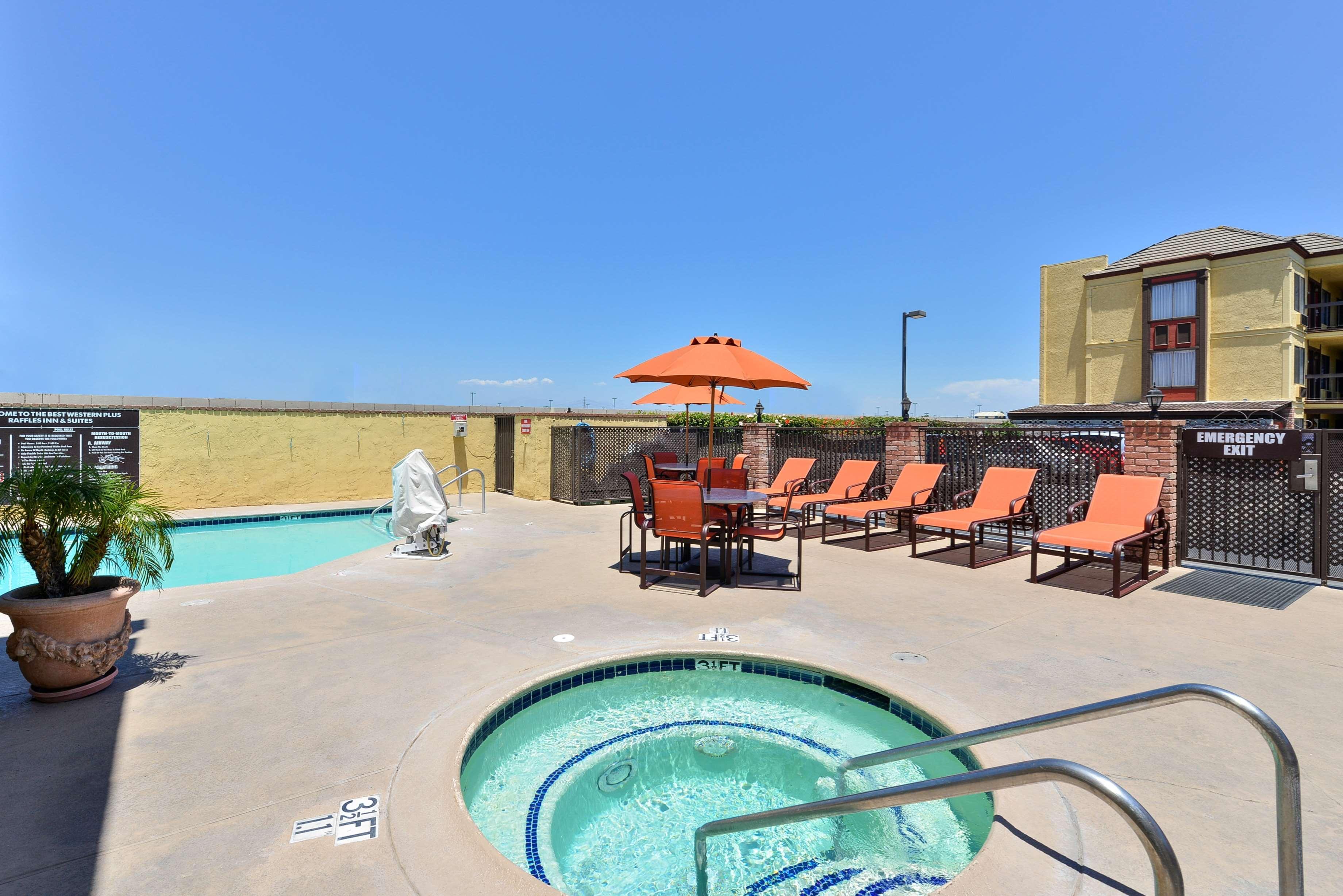 Best Western Plus Raffles Inn & Suites Anaheim Exterior foto