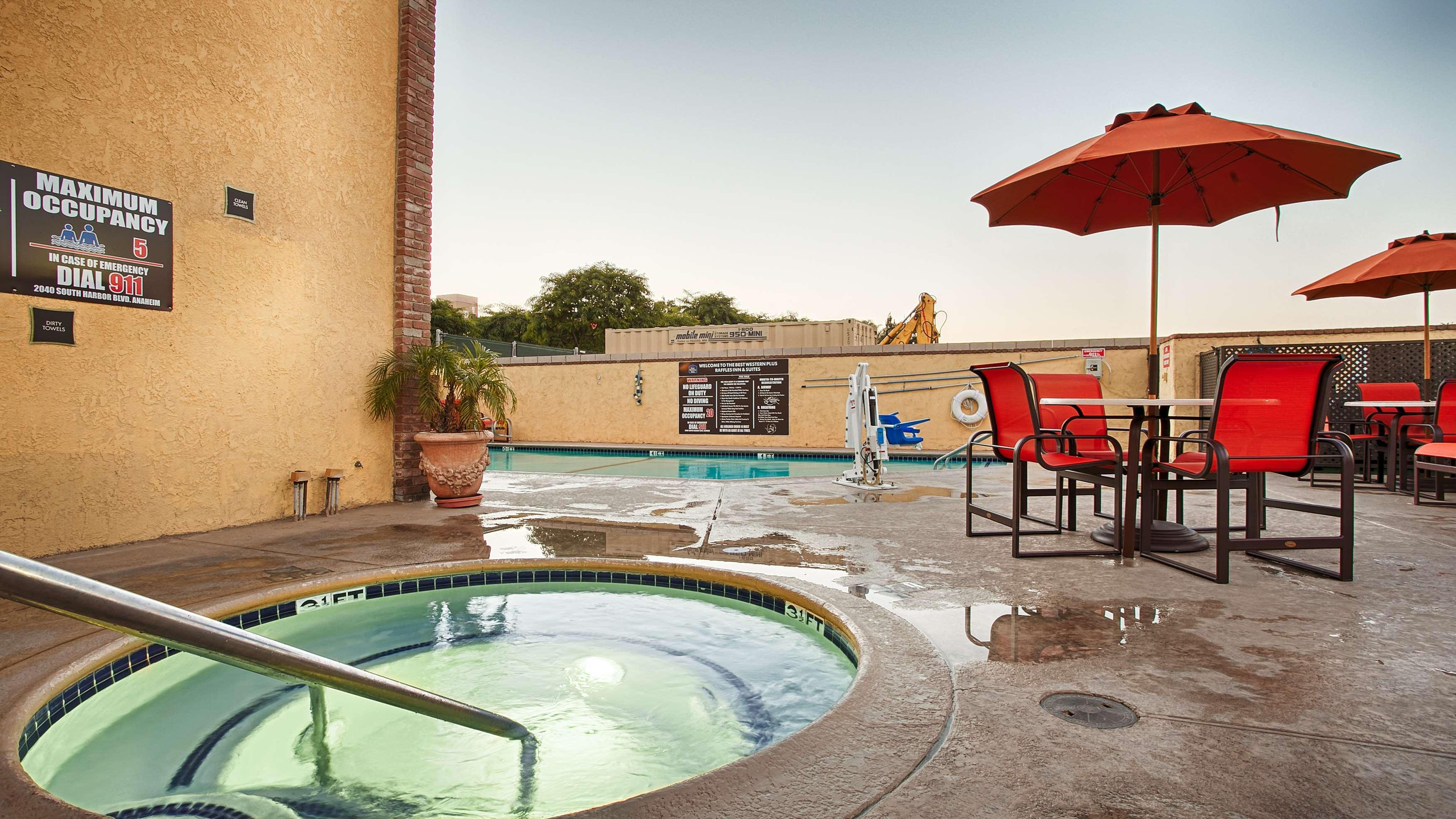 Best Western Plus Raffles Inn & Suites Anaheim Exterior foto