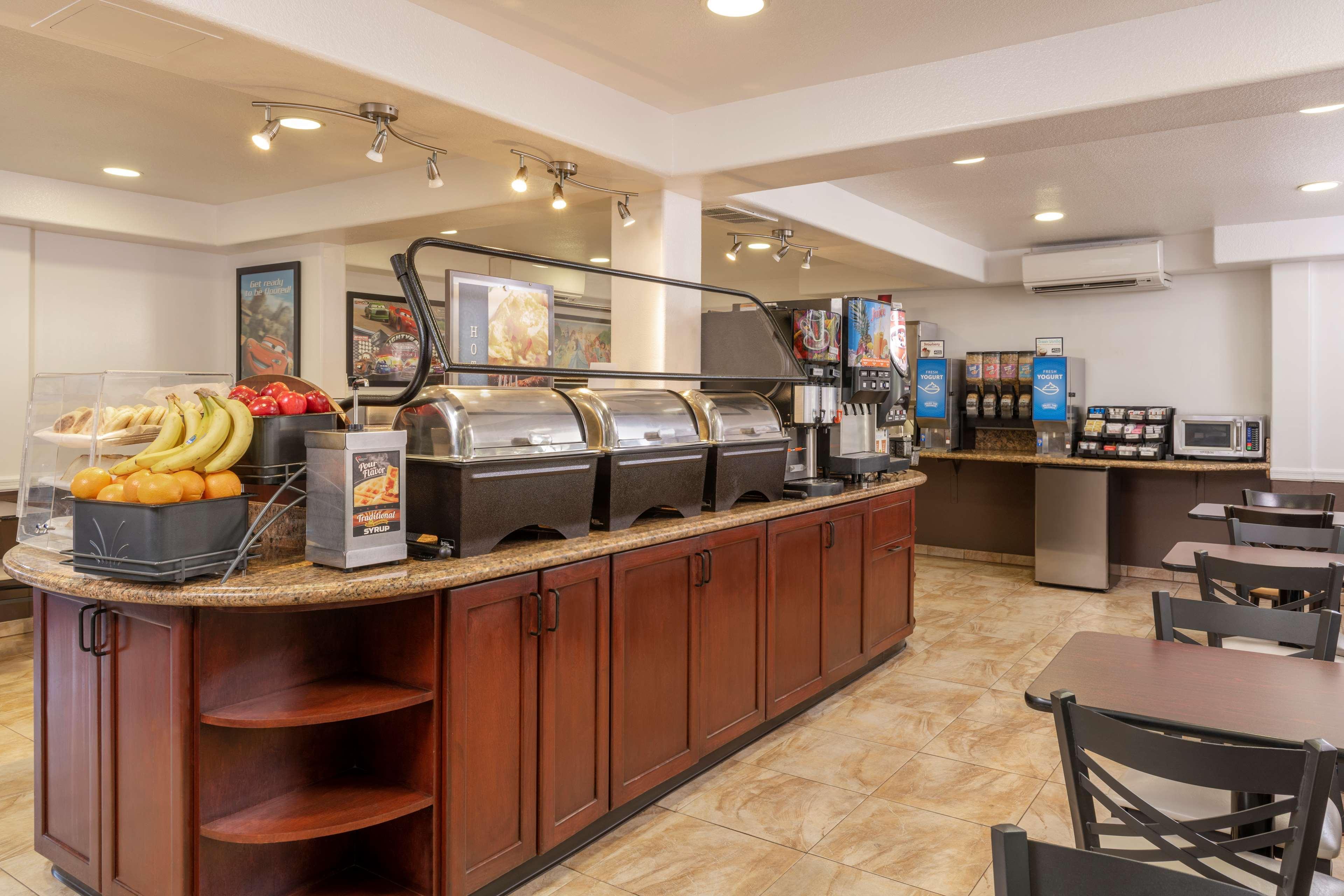 Best Western Plus Raffles Inn & Suites Anaheim Exterior foto