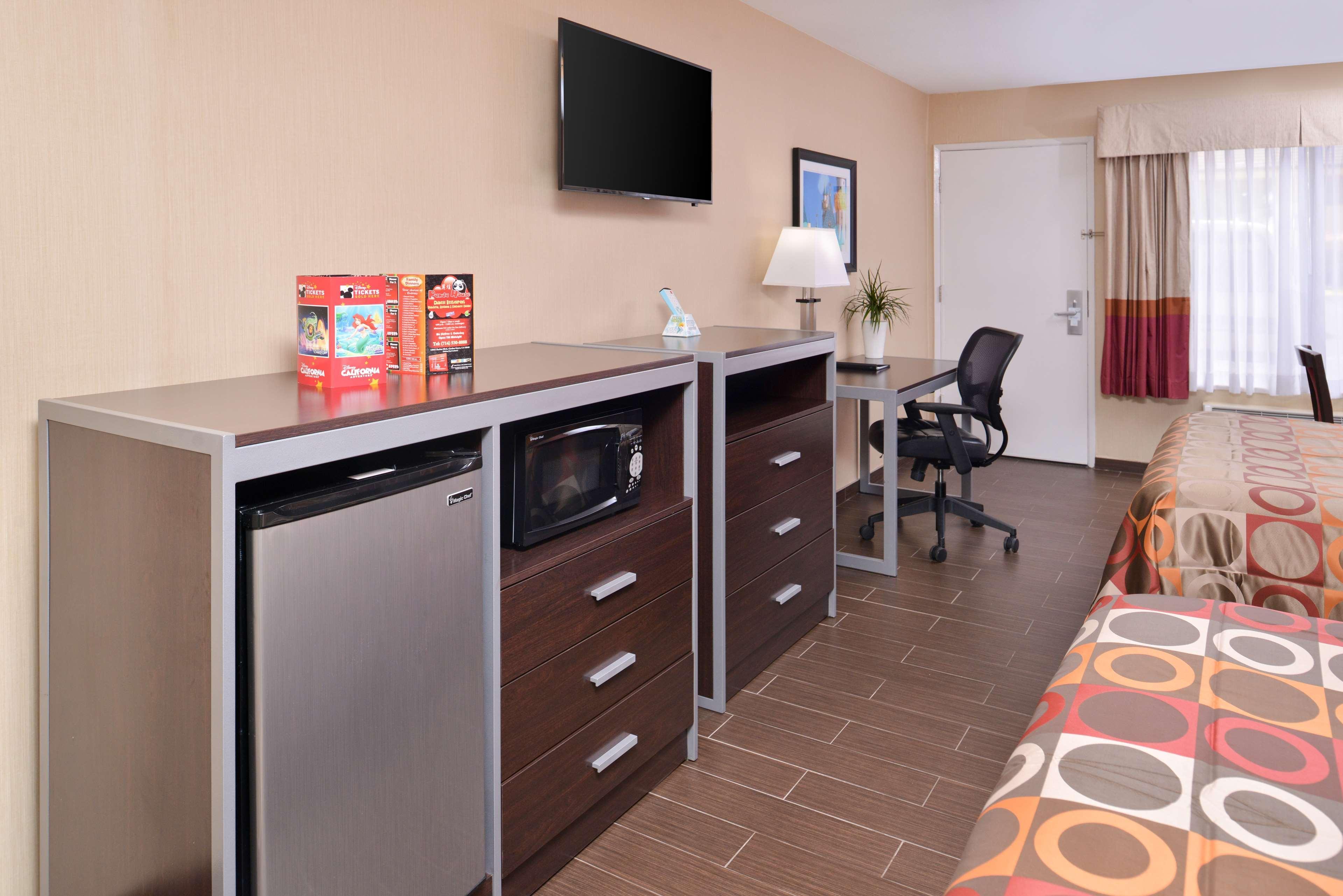 Best Western Plus Raffles Inn & Suites Anaheim Exterior foto