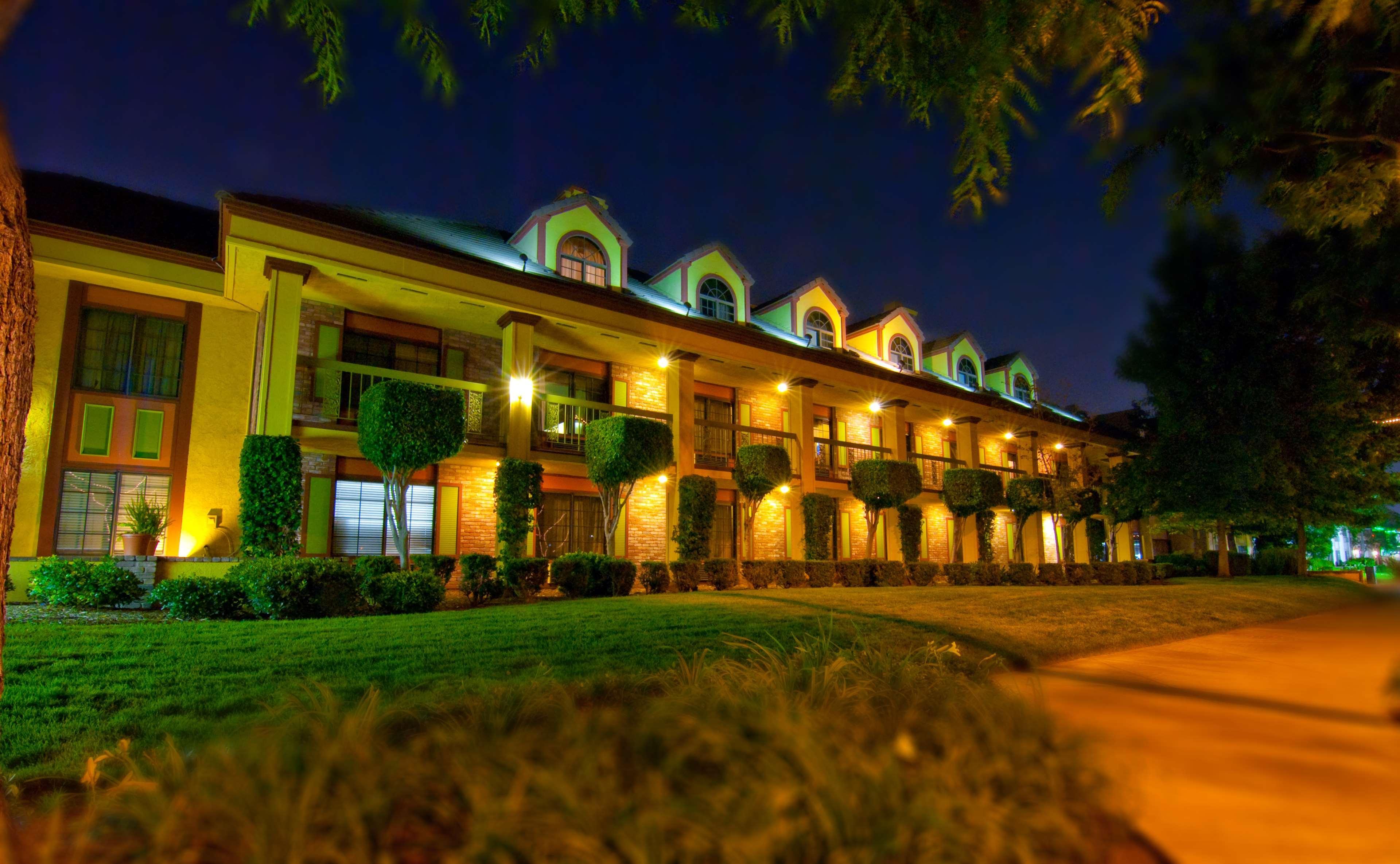 Best Western Plus Raffles Inn & Suites Anaheim Exterior foto
