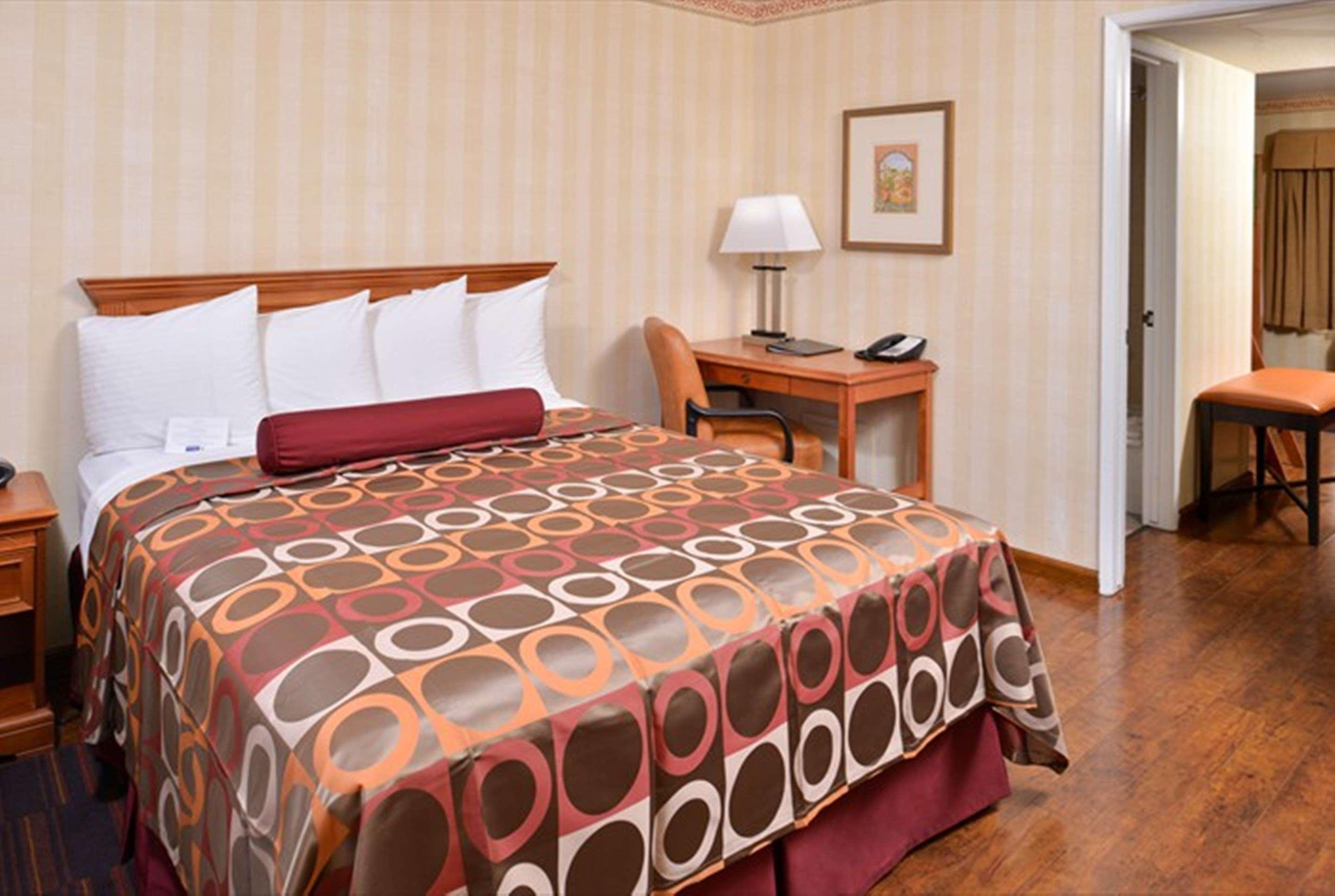 Best Western Plus Raffles Inn & Suites Anaheim Exterior foto