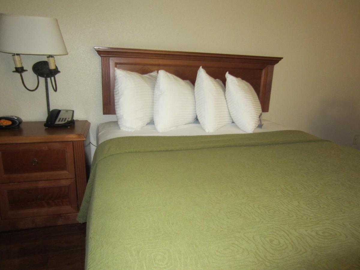 Best Western Plus Raffles Inn & Suites Anaheim Exterior foto