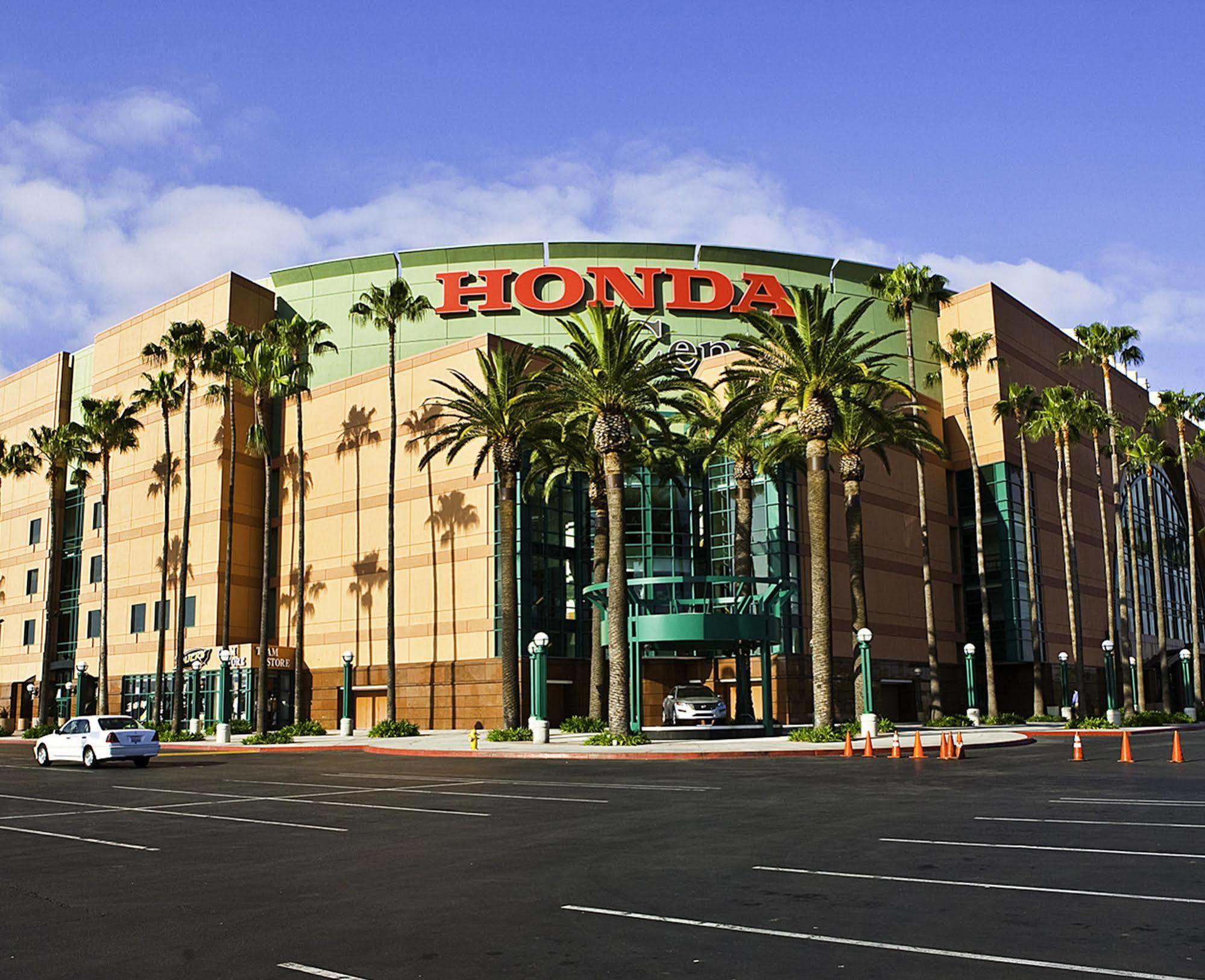 Best Western Plus Raffles Inn & Suites Anaheim Exterior foto