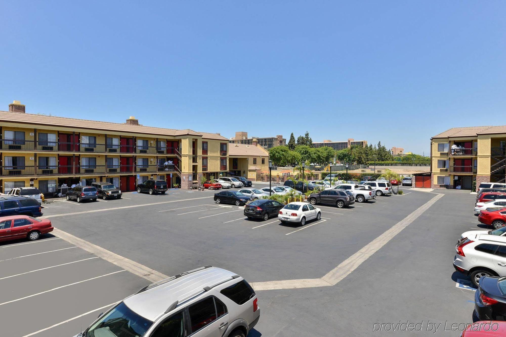 Best Western Plus Raffles Inn & Suites Anaheim Exterior foto